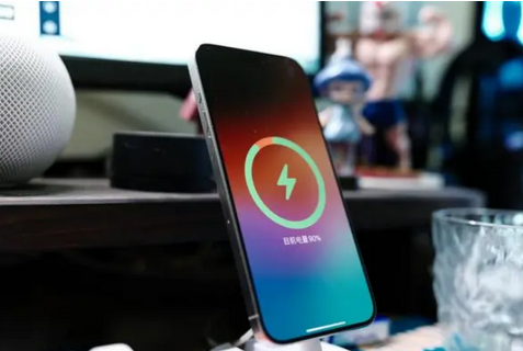 普洱苹果15换屏服务分享用什么充电器给iPhone15充电更好 